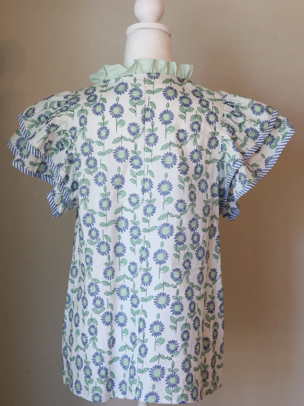 ENTRO Mint Green and Light Blue Floral Top * Size M * Like New - Picture 2 of 3
